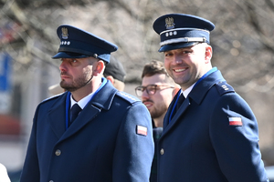 zbliżenie na dwóch policjantów