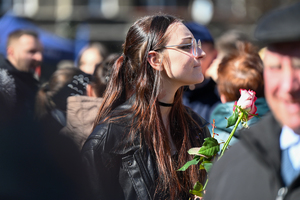 zbliżenie na dziewczynę trzymającą kwiatek