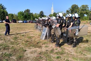 Zdjęcie przedstawia umundurowanych policjantów SPPP podczas szkolenia.