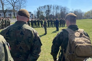 Zdjęcie przedstawia grupę żołnierzy oraz policjanta podczas szkolenia.