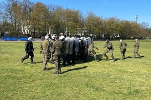 Zdjęcie przedstawia żołnierzy oraz policjantów podczas szkolenia.