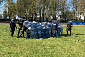 Zdjęcie przedstawia umundurowanych policjantów w szyku podczas szkolenia.