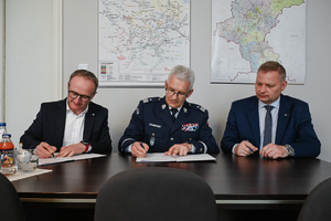 na zdjęciu generał i przedstawiciele województwa śląskiego przy biurku w trakcie składania podpisów
