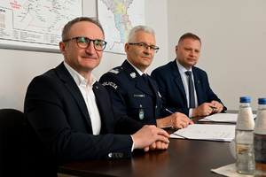 na zdjęciu Generał Krzystyniak w towarzystwie przedstawicieli województwa śląskiego za biurkiem