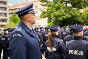 Zdjęcie przedstawia oficera Policji w umundurowaniu galowym oraz ślubujących policjantów.