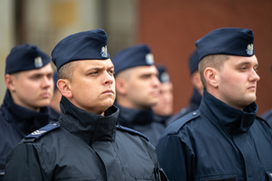 Na zdjęciu widoczni umundurowani policjanci.