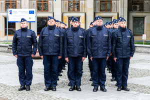 Na zdjęciu widoczne cztery rzędy umundurowanych policjantów stojących na Placu Chrobrego w Katowicach.