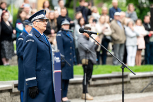Na zdjęciu przemawiający Komendant Wojewódzki Policji na tle uczestników ślubowania