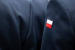 Na zdjęciu naszywka z flagą Polski na mundurze galowym policjanta.