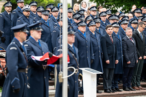 Na zdjęciu poczet flagowy oraz oficerowie Policji