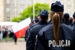 Na zdjęciu ślubująca policjanta stojąca tyłem.