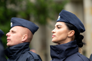 Na zdjęciu policjantka i policjant.