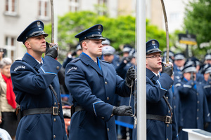 Na zdjęciu trzej policjanci w umundurowaniu galowym.