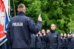 Na zdjęciu policjantka i policjant ustawiony tyłem w momencie ślubowania