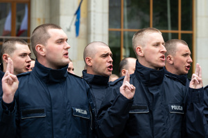 Na zdjęciu policjanci w momencie ślubowania.