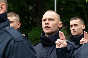 Zdjęcie przedstawia twarze ślubujących policjantów.