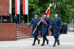 Na grafice widoczny poczet sztandarowy Komendy Wojewódzkiej Policji w Katowicach na Placu Bolesława Chrobrego w Katowicach.
