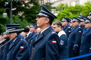 Na zdjęciu oficerowie Policji w umundurowaniu galowym.