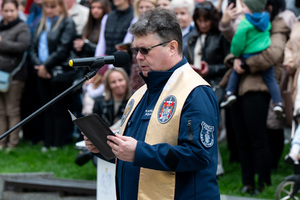 Na zdjęciu czytający kapelan Policji przed mikrofonem.