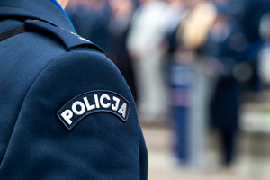 Na zdjęciu fragment munduru policyjnego z naszywką z napisem : &quot;POLICJA&quot;