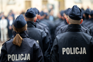 Na zdjęciu ustawieni tyłem ślubujący policjanci.