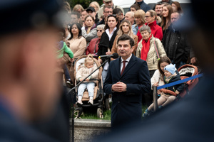 Na zdjęciu przemawiający Wojewoda Śląski na tle uczestników uroczystości.