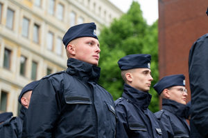 Zdjęcie przedstawia twarze trzech nowo przyjętych policjantów.
