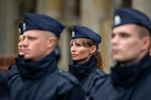 Na zdjęciu nowo przyjęci policjanci w trakcie uroczystości ślubowania