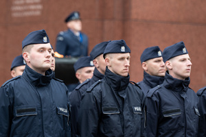 Na zdjęciu nowo przyjęci policjanci w trakcie uroczystości ślubowania