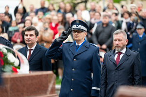 Na zdjęciu Komendant Wojewódzki Policji w Katowicach oddający honor, Wojewoda Śląski i mężczyzna na tle uczestników ślubowania.