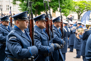 Na zdjęciu policjanci kompanii honorowej z bagnetami.
