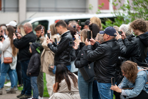 Na zdjęciu uczestnicy ślubowania robiący zdjęcia telefonami