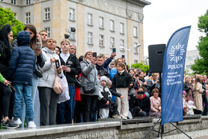 Grafika przedstawia rodziny i bliskich nowo przyjętych policjantów