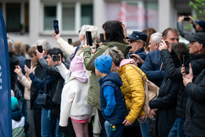 Na zdjęciu rodziny i bliscy nowo przyjętych policjantów.