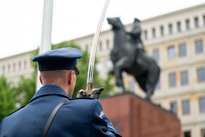 Na zdjęciu policjant kompanii honorowej, ustawiony tyłem z szablą w ręku