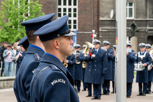 Na zdjęciu dwaj policjanci w mundurach galowych