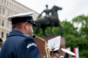 Na zdjęciu policjant orkiestry grający na instrumencie