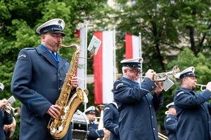 Na zdjęciu policjant orkiestry Policji grający na saksofonie