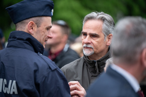 Na zdjęciu widoczny policjant z mężczyzną