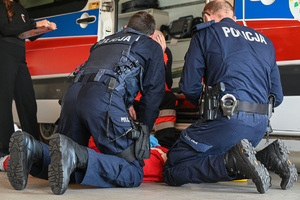 na zdjęciu policjanci w trakcie zmagań w zawodach