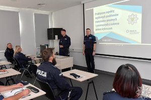 Uczestnicy spotkania i prowadzący w sali wykładowej