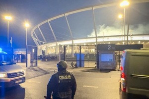 Policjant stojący na tle Stadionu