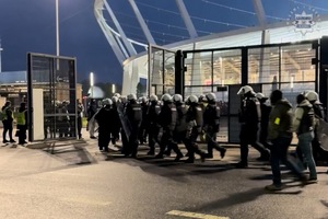 Policjanci stojący przy Stadionie