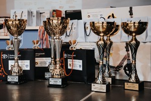 Na zdjęciu ustawione puchary