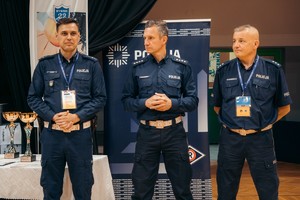 Na zdjęciu umundurowani policjanci
