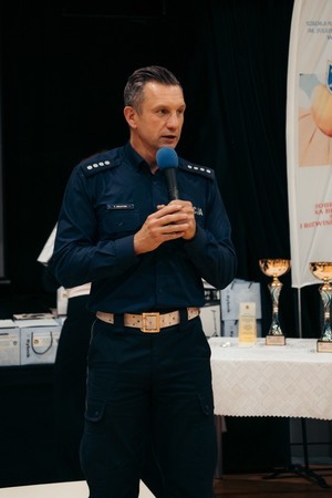 Na zdjęciu umundurowany policjant.