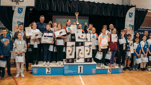 Na zdjęciu wszyscy uczestnicy turnieju stojący na podium.