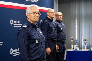 na zdjęciu nadinspektor Krzystyniak w towarzystwie innych oficerów policji w pomieszczeniu