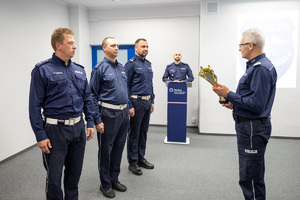 na zdjęciu komendant wojewódzki wręcza nagrody policjantom