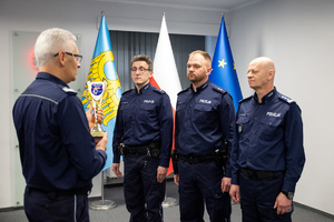 na zdjęciu komendant w trakcie wręczenie nagród policjantom